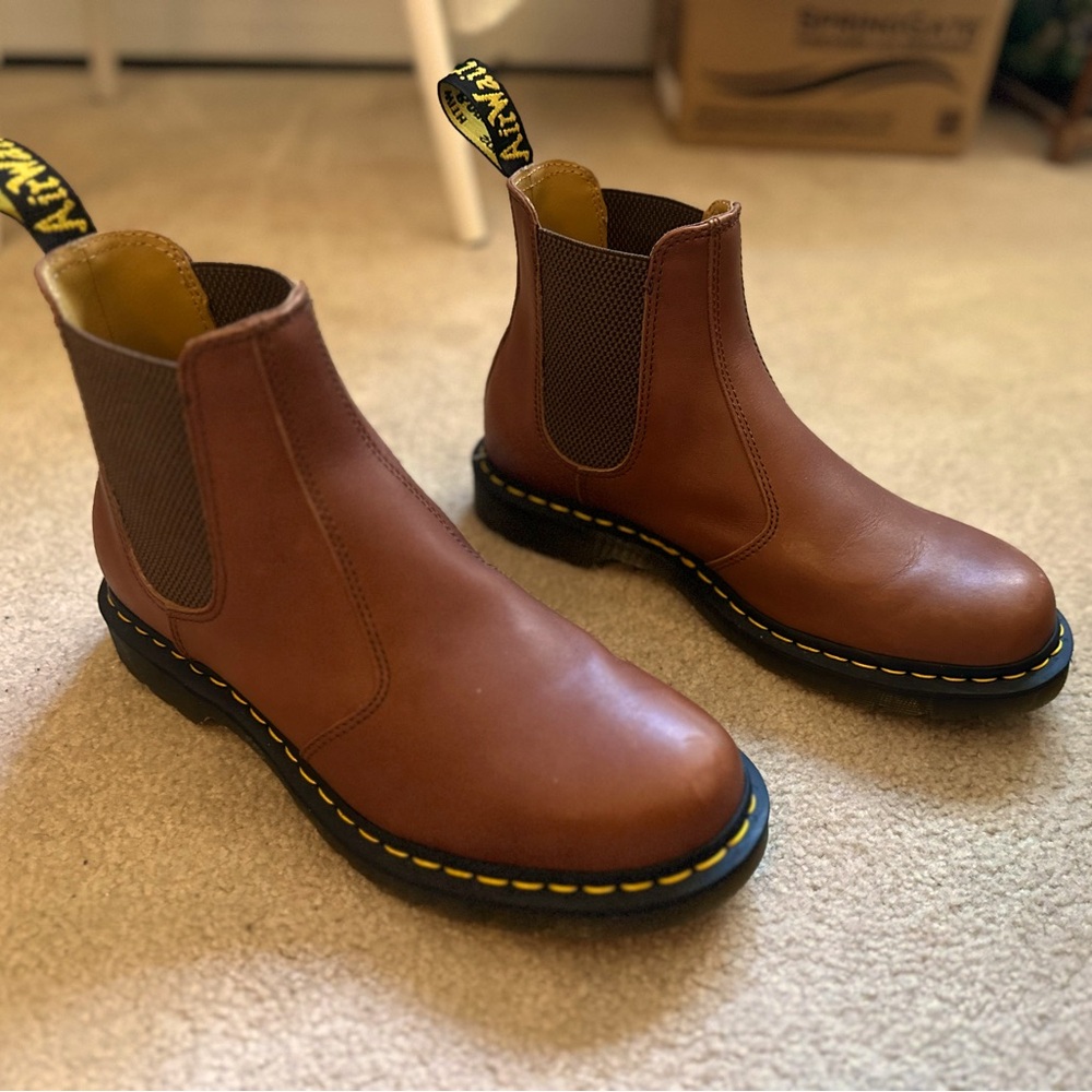 Dr Martens • CARRARA LEATHER CHELSEA BOOTS • Saddle Tan • W11